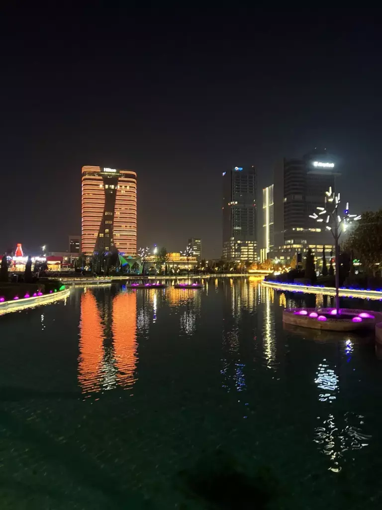 Ночной Ташкент, башни Tashkent City над каналом