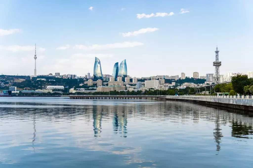 Пламенные башни Баку над Каспийским морем
