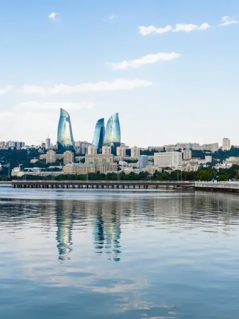 Пламенные башни Баку над Каспийским морем