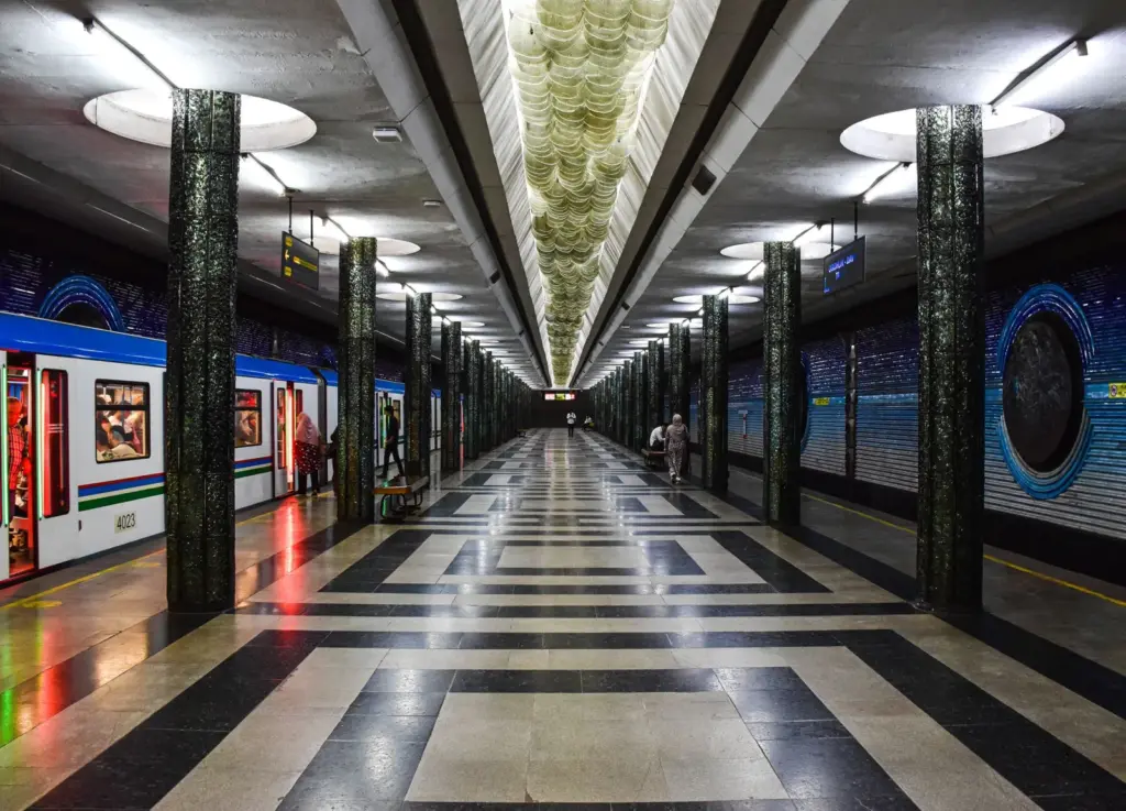 Станция метро «Космонавтлар» в Ташкенте